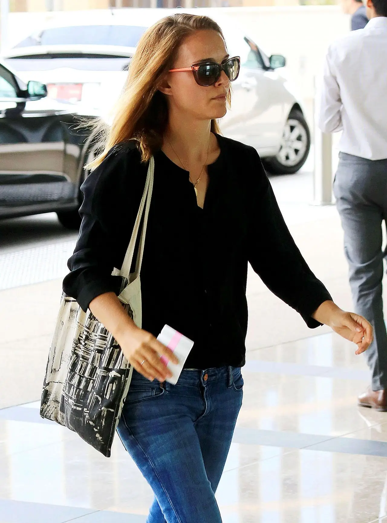 NATALIE PORTMAN IN BLUE JEANS AT THE CREATIVE ARTISTS AGENCY